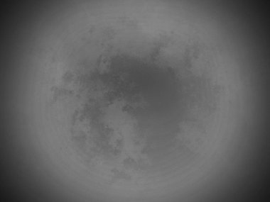 Dolunayın önünde uçan bir uçak.