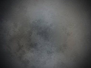 Sörf tahtası tutan dalgıç kıyafetli bir adam.