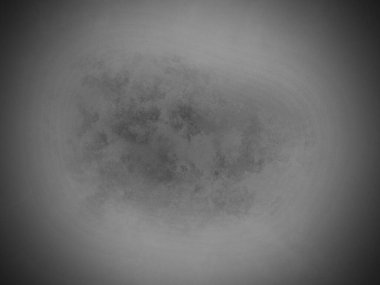 Gökyüzündeki bir uçağın siyah beyaz fotoğrafı.