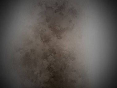 Üzerinde saat olan kirli bir duvar.