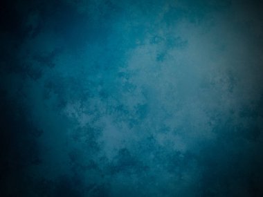 Üzerinde beyaz saat olan mavi bir duvar.