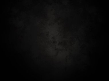 Kara bir arka plan, karanlık bir gökyüzü ve birkaç bulut.