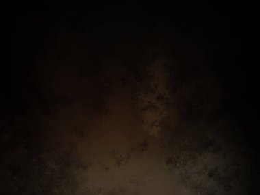 Takım elbiseli bir adamın siyah beyaz fotoğrafı.