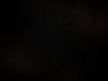 Elinde mikrofon tutan takım elbiseli ve kravatlı bir adam.