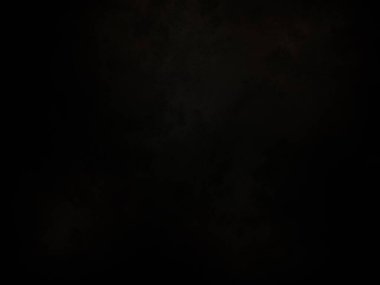 Karanlık gökyüzünde bulutlu bir dolunay.