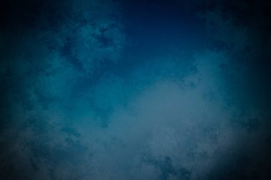 Sörf tahtasında suda bir insan.