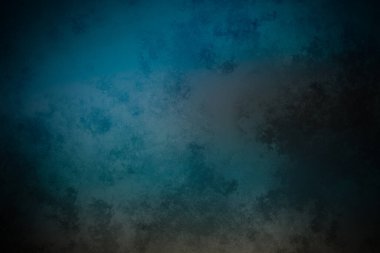 Okyanusta sörf tahtası üzerinde sörf yapan bir adam.