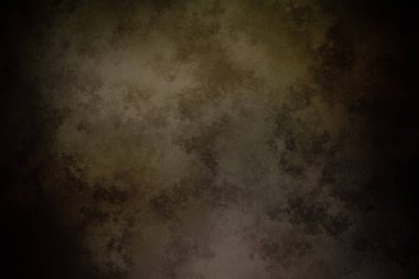 Takım elbiseli bir adamın siyah beyaz fotoğrafı.