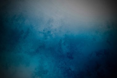 Sörf tahtasında suda bir insan.