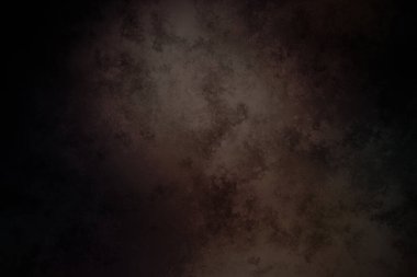 Takım elbiseli bir adamın siyah beyaz fotoğrafı.