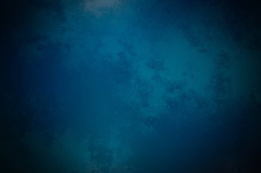 Sörf tahtasında suda bir insan.