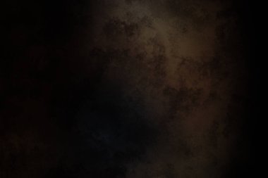 Takım elbiseli bir adamın siyah beyaz fotoğrafı.