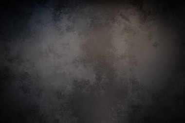 Takım elbiseli bir adamın siyah beyaz fotoğrafı.