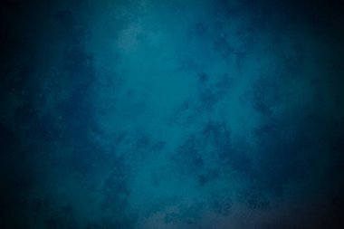 Sörf tahtasında suda bir insan.