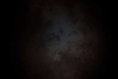 Siyah bir arkaplan, koyu gökyüzü ve beyaz bir ışık.