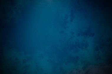 Gökyüzünde uçan bir uçağın mavi ve siyah arka planı