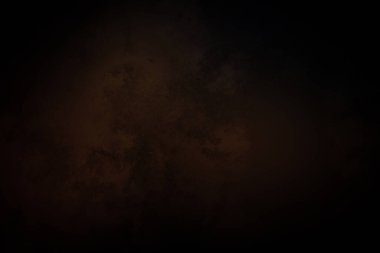 Siyah bir arkaplan, koyu gökyüzü ve beyaz bir saat.