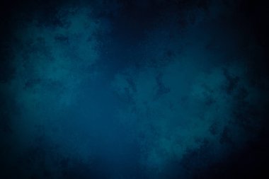 Beyaz ve siyah saati olan mavi ve siyah bir arkaplan