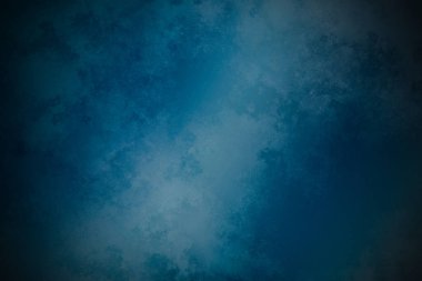 Sörf tahtasında suda bir insan.