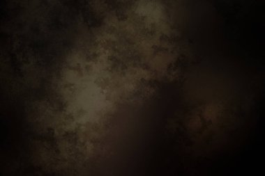 Takım elbiseli ve kravatlı bir adam karanlık bir arka planın önünde duruyor.