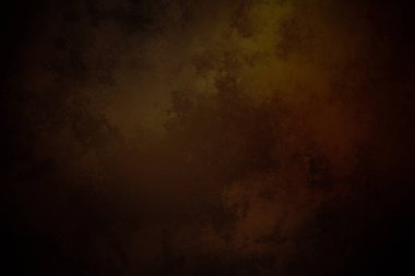 Karanlık ve turuncu bir arka plan ve gökyüzünde uçan bir uçak.