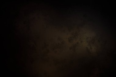 Karla kaplı yamaçta kar kayağı yapan bir adam.