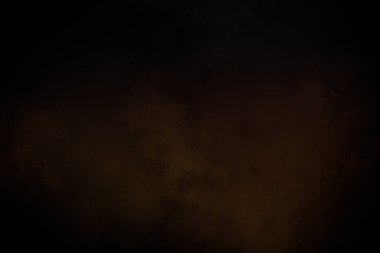 Siyah bir arka planın önünde duran takım elbiseli ve kravatlı bir adam.