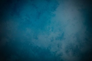 Sörf tahtasında suda bir insan.