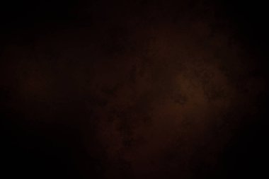 Karanlık bir oda, saati ve ışığı olan.