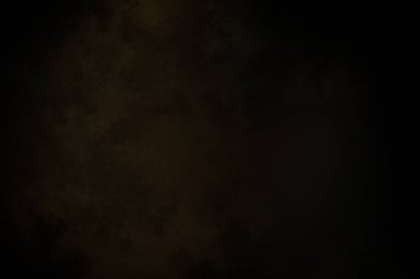 Siyah bir arka planın önünde duran takım elbiseli ve kravatlı bir adam.