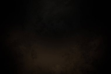 Karanlık gökyüzü ve aydınlığı olan siyah bir arkaplan.