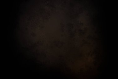 Siyah bir arkaplan, koyu gökyüzü ve beyaz bir saat.