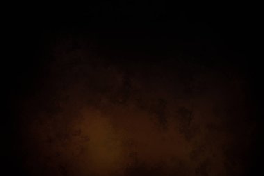 Karanlık bir oda, saati ve ışığı olan.