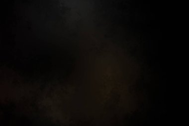 Siyah gömlekli bir adam elinde kamera tutuyor.