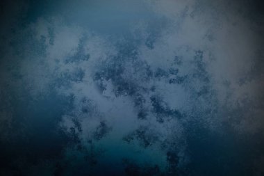 Beyaz ve siyah saati olan mavi ve siyah bir arkaplan