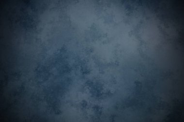 Siyah arka planı olan mavi bir duvar.