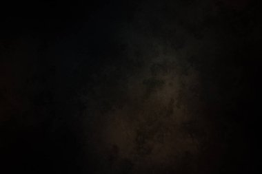 Karanlık gökyüzü ve aydınlığı olan siyah bir arkaplan.