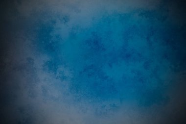 Sörf tahtasında suda bir insan.