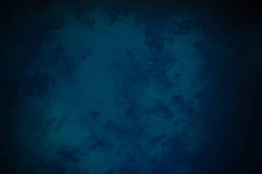 Bir adam elinde tenis raketi tutuyor.