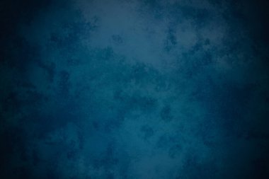 Üzerinde beyaz saat olan mavi bir duvar.