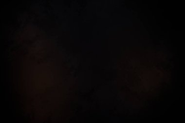 Siyah gömlekli bir adam elinde kamera tutuyor.