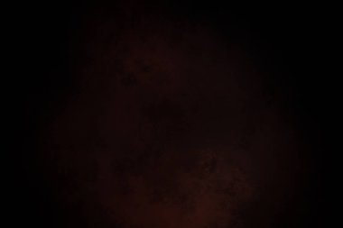 Üstünde mum olan bir pasta.