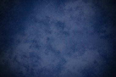 Üzerinde beyaz saat olan mavi bir duvar.