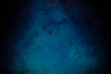 Sörf tahtasında suda bir insan.