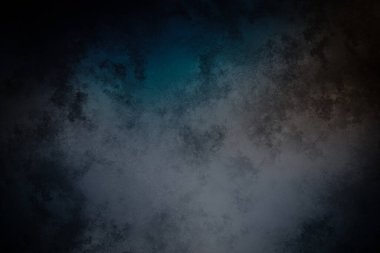 Koyu mavi ve siyah arkaplan, beyaz ve siyah saat.