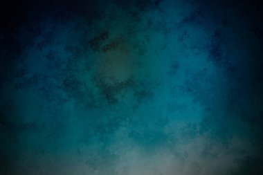 Sörf tahtasında suda bir insan.