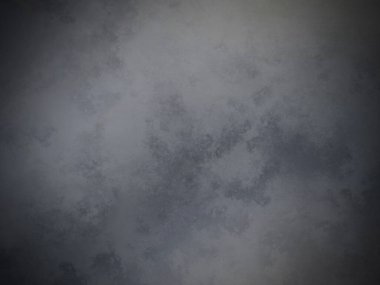 Siyah tişörtlü biri elinde siyah beyaz bir kamera tutuyor.