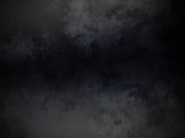 Kara bir arka plan, karanlık bir gökyüzü ve bazı bulutlar.