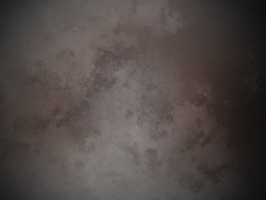 Üzerinde saat olan karanlık ve kirli bir duvar.