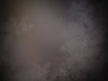 Takım elbiseli bir adamın siyah beyaz fotoğrafı.